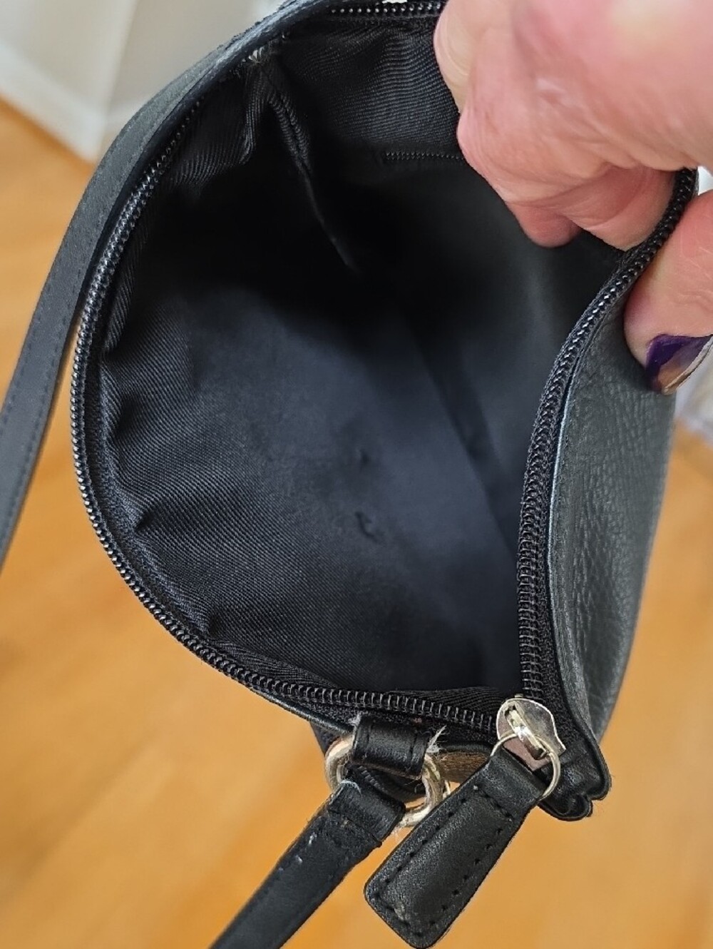 Fossil Vintage Black Leather Travel Friendly Crossbody Bag with Front Zip Pocket - Picture 6 of 8